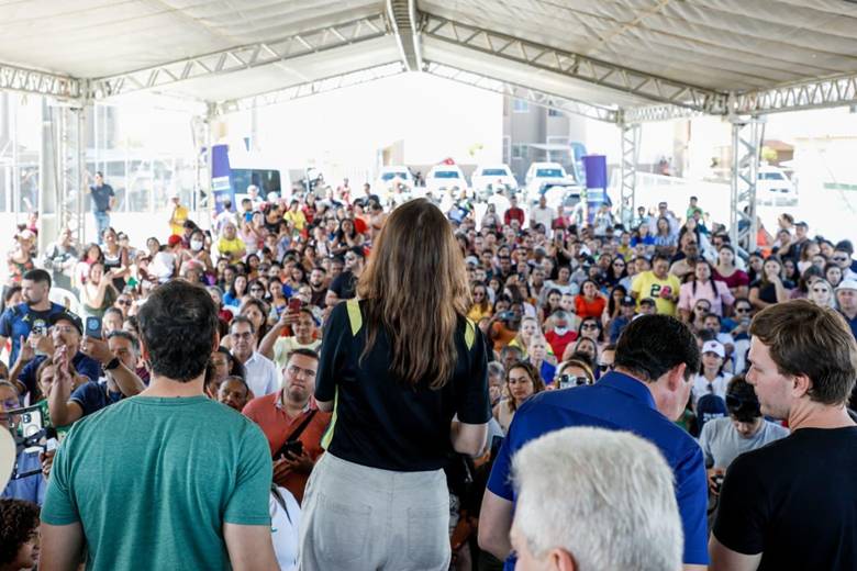 Prefeita Raquel Lyra finaliza agenda em Petrolina com entrega de unidades do Residencial Dom Avelar I.
