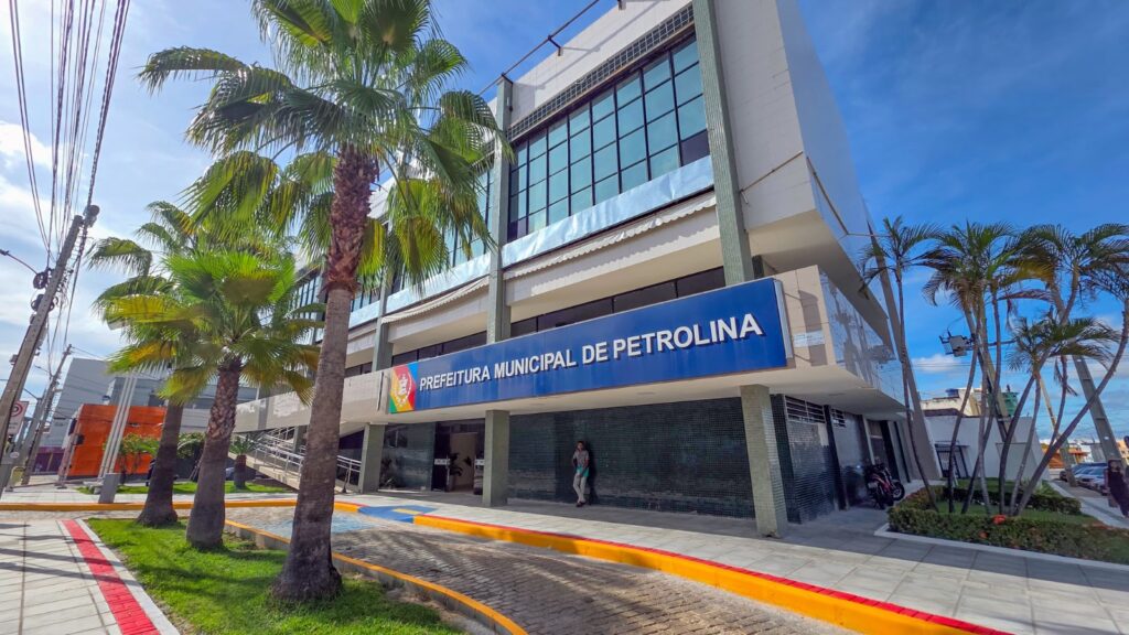 Primeira parcela do 13º salário dos servidores municipais de Petrolina é paga nesta quinta-feira (11), injetando R$ 32 milhões na economia local.