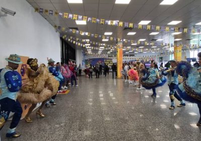 Turistas são recebidos no Aeroporto de Petrolina com clima de São João, apresentações culturais e forró animado