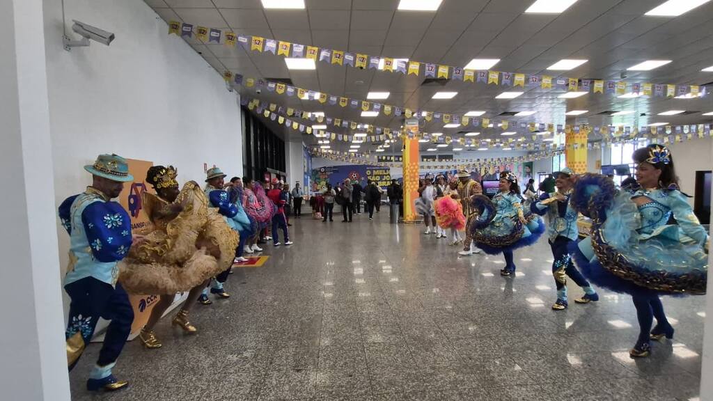 Turistas são recebidos no Aeroporto de Petrolina com clima de São João, apresentações culturais e forró animado