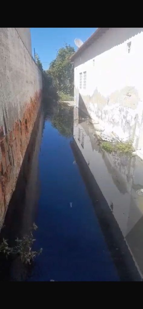 Moradores da Rua Mar Negro no Antonio Cassimiro Sofrem com Refluxo de Esgoto Crônico e Cobram Atitude Urgente da Compesa