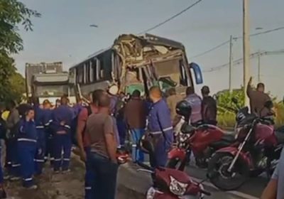 17 trabalhadores ficam feridos em acidente entre ônibus e caminhão em Camaçari