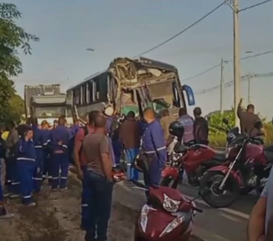 17 trabalhadores ficam feridos em acidente entre ônibus e caminhão em Camaçari