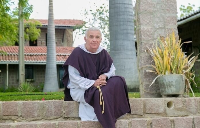 Após quase três anos, padre Airton Freire de Arcoverde (PE) recebe liberdade concedida pela Justiça