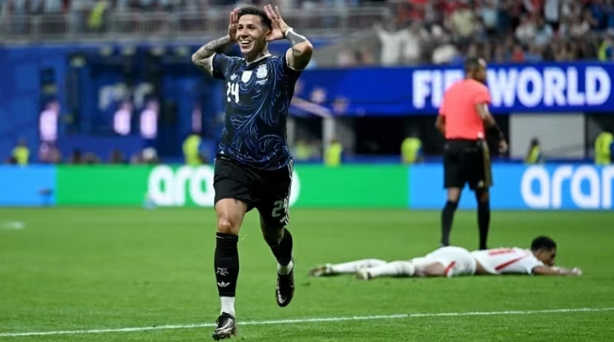 Argentina faz gol nos acréscimos, elimina Inglaterra e avança para a final da Copa do Mundo 2026 contra a Espanha.