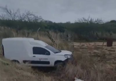 Carro sai da estrada e cai em ribanceira na zona rural de Juazeiro