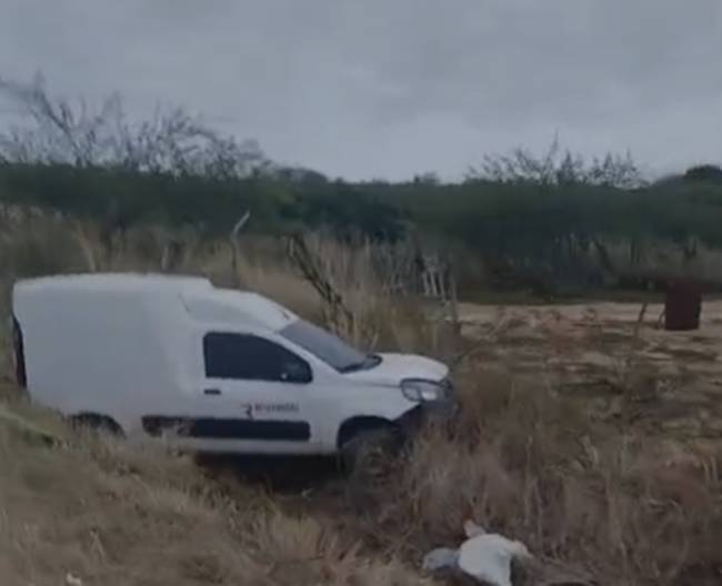 Carro sai da estrada e cai em ribanceira na zona rural de Juazeiro