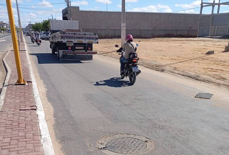 Compesa realiza limpeza de canal de esgoto na Avenida dos Tropeiros