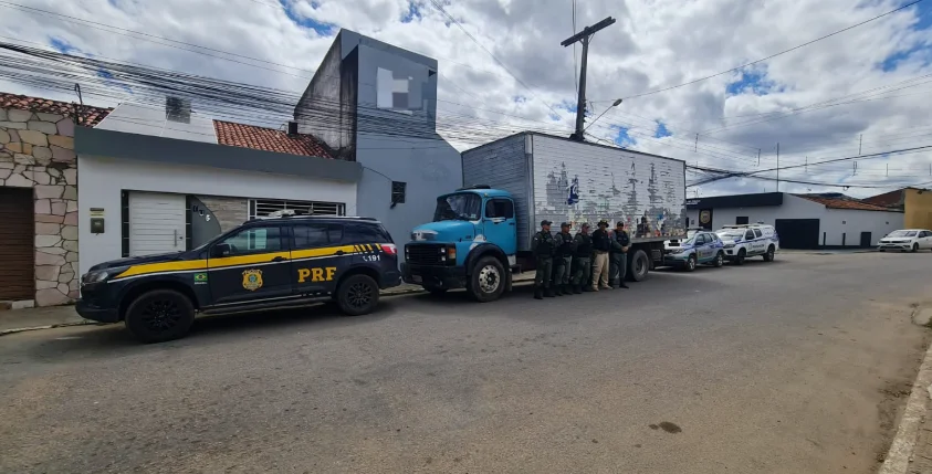 Dois indivíduos são detidos com veículo roubado na BR-232, em Custódia (PE)