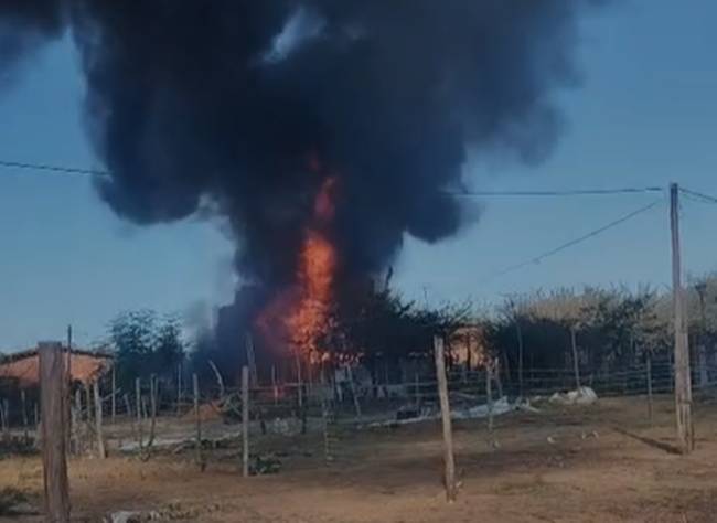 Fogo consome barraco em invasão de Petrolina