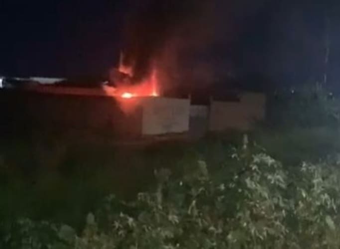 Incêndio destrói ônibus de turismo durante a madrugada em garagem de Juazeiro