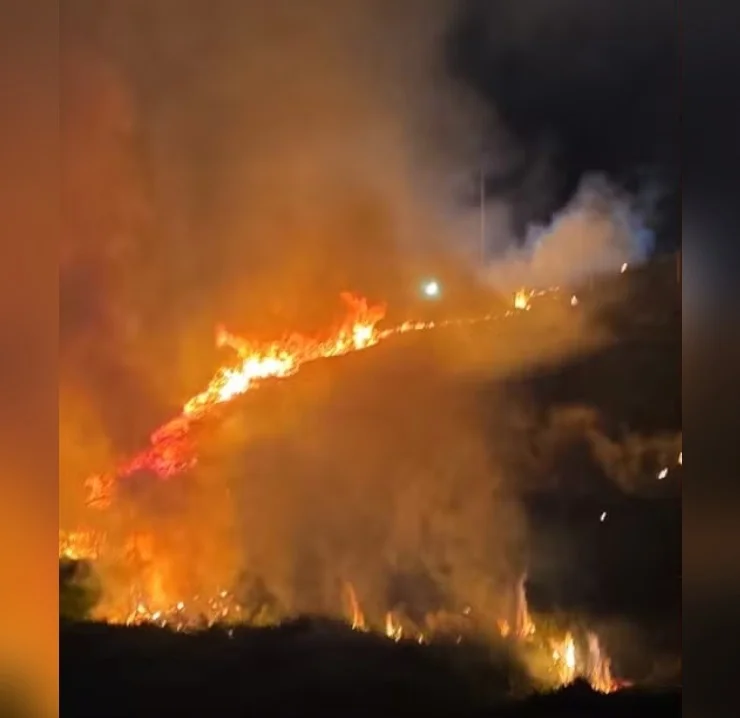 Incêndio em rancho na Bahia causado por fogos de chá revelação