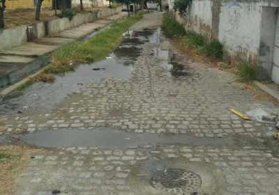 Moradores do São José exigem providências da Compesa em relação ao esgoto estourado há dias
