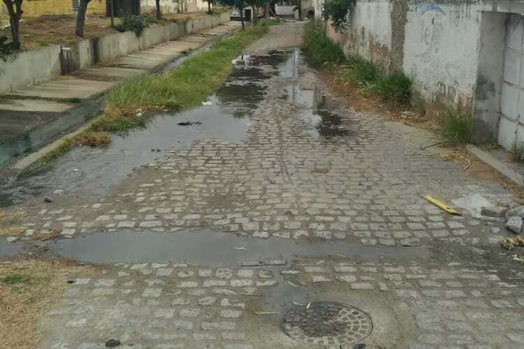Moradores do São José exigem providências da Compesa em relação ao esgoto estourado há dias