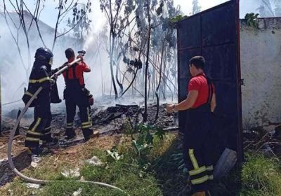 Moradores do bairro Gercino Coelho ficam assustados com incêndio em terreno abandonado.