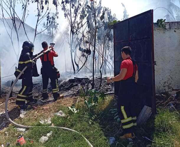 Moradores do bairro Gercino Coelho ficam assustados com incêndio em terreno abandonado.