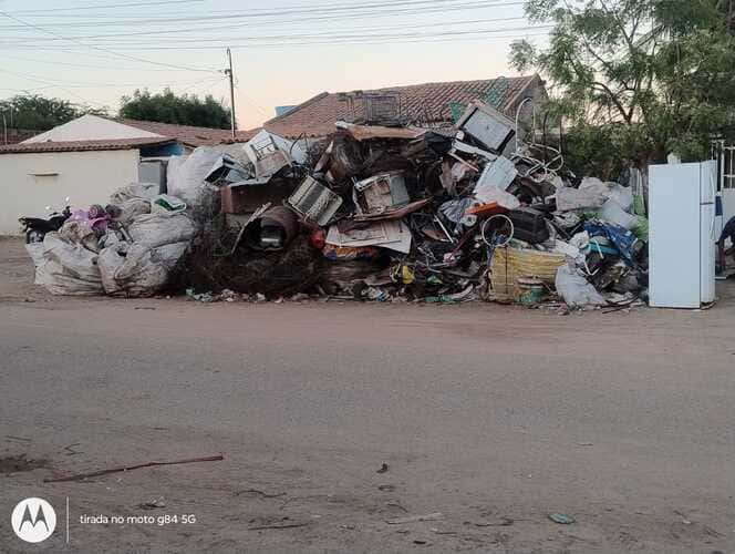 Moradores estão preocupados com o acúmulo de lixo na entrada do N-5