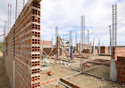 Obras de creches, maternidade, residencial e da Polícia Científica impulsionam desenvolvimento no Sertão.
