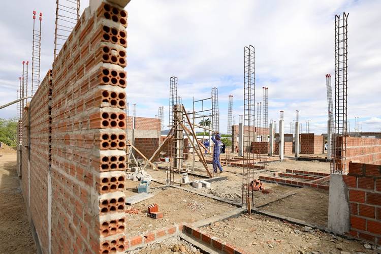 Obras de creches, maternidade, residencial e da Polícia Científica impulsionam desenvolvimento no Sertão.