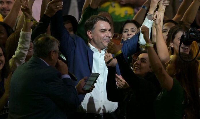 PL oficializa Flávio Bolsonaro como pré-candidato à Presidência da República durante convenção