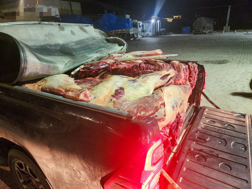 PRF apreende 800 kg de carne bovina sem refrigeração em Garanhuns (PE) representando risco à saúde pública.