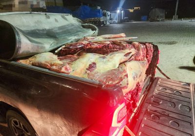PRF apreende 800 kg de carne bovina sem refrigeração em Garanhuns (PE) representando risco à saúde pública.