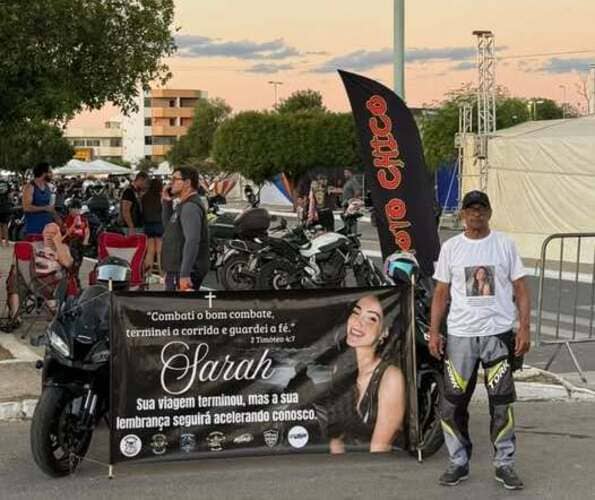 Participantes do evento Moto Chico prestam homenagem a jovem vítima de acidente na BR-428