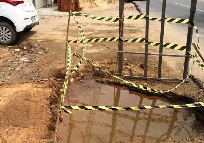 Vazamento na rede de abastecimento de água na Sete de Setembro impacta região norte
