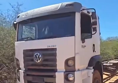 Veículo abandonado e desmontado próximo ao Projeto N2 em Petrolina é identificado como caminhão.