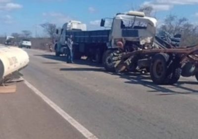 Acidente na BR-407 deixa motorista ferido após colisão entre duas carretas