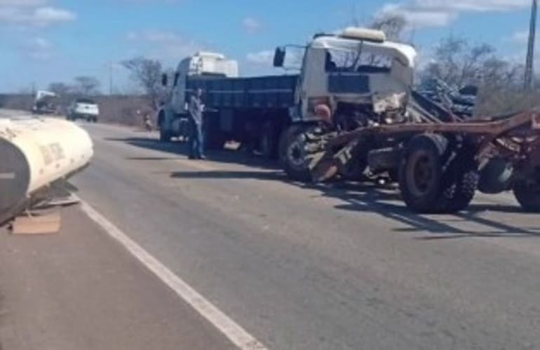 Acidente na BR-407 deixa motorista ferido após colisão entre duas carretas