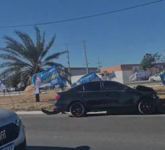 Acidente na Zona Oeste de Petrolina: Carro colide com traseira de caminhão em avenida da região.