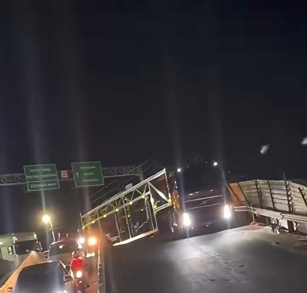 Caminhão-cegonha fica preso na descida da Ponte Presidente em Juazeiro