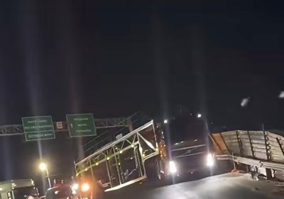 Caminhão-cegonha fica preso na descida da Ponte Presidente em Juazeiro