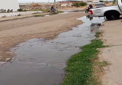 Comerciante em Petrolina (PE) denuncia esgoto estourado há 6 meses: impacto emocional supera o financeiro