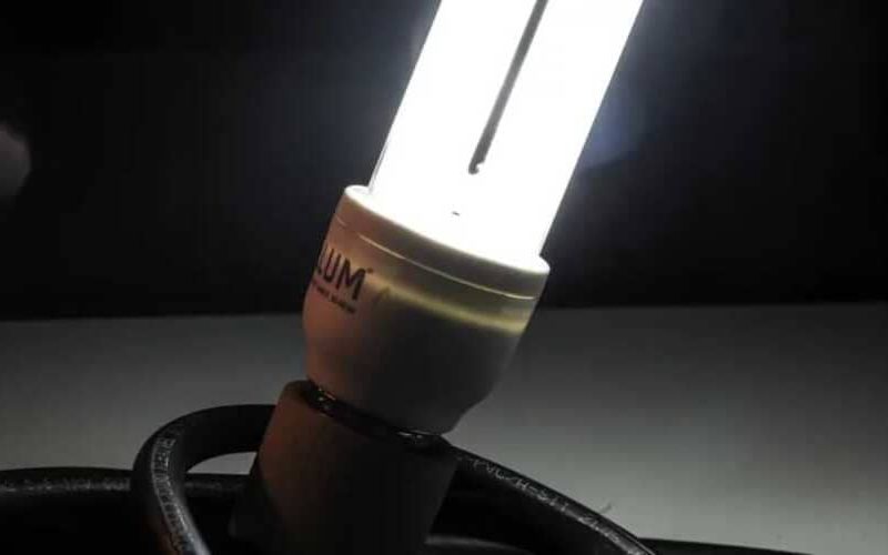 Conta de luz terá cobrança extra em setembro devido à manutenção da bandeira amarela.