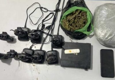 Dez rádios-transmissores e drogas apreendidos em residência no bairro Henrique Leite