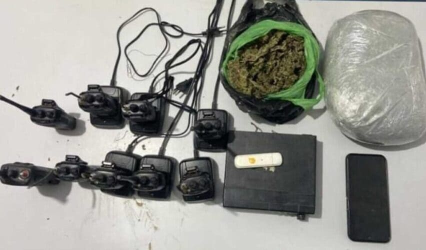Dez rádios-transmissores e drogas apreendidos em residência no bairro Henrique Leite
