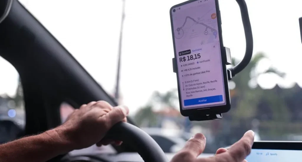 Estudo revela que motoristas de aplicativo investem mais de R$ 5 mil por mês em seu trabalho