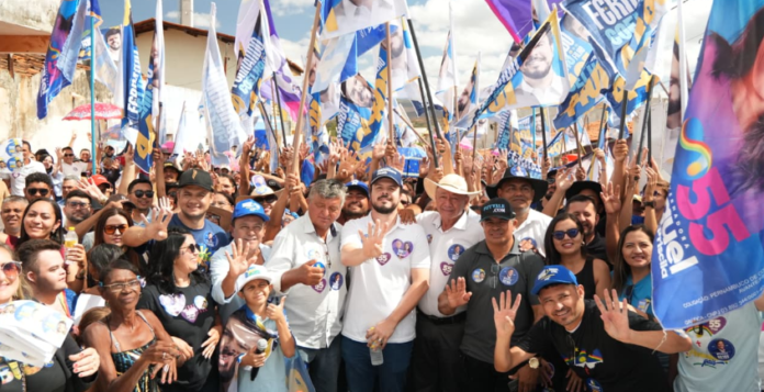 Fernando Filho destaca parceria que resultou em pavimentação no distrito de Socorro durante caminhada em Santa Filomena (PE)