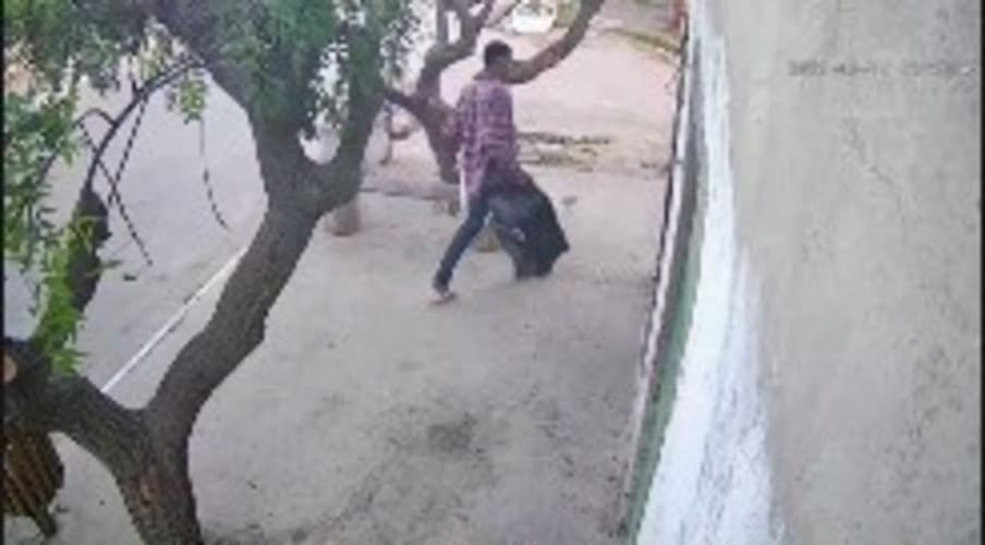 Flagrante de homem furtando loja de roupas no bairro Henrique Leite