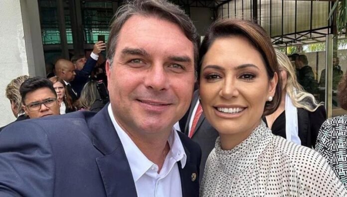 Flávio Bolsonaro e Michele se reconciliam após conflitos