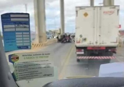 Grande congestionamento causa acidente de moto na Ponte Presidente Dutra