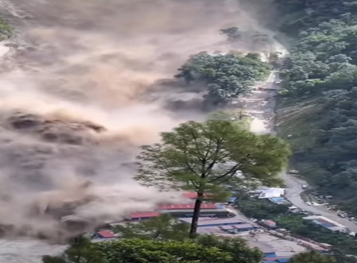 Inundações repentinas no Nepal deixam 95 mortos e 384 turistas desaparecidos – Imagem assustadora