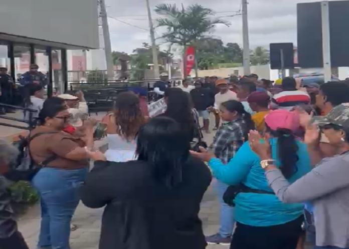Manifestantes do Salitre interditam rodovia BA-210 em protesto por reforma de estradas locais e cobram ações da Prefeitura