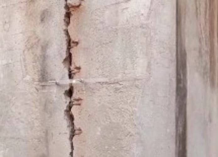 Moradores de Orocó preocupados com rachaduras na ponte sobre o Rio Brígida.