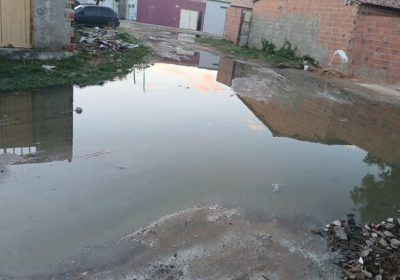 Moradores de bairros de Petrolina cobram solução para problemas com esgoto em via pública
