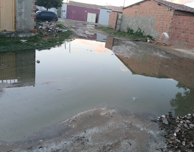Moradores de bairros de Petrolina cobram solução para problemas com esgoto em via pública