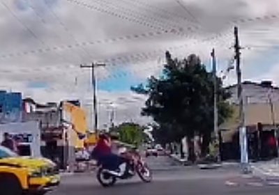 Motociclista realiza conversão proibida diante de viatura da AMMPLA na Avenida da Integração em Petrolina