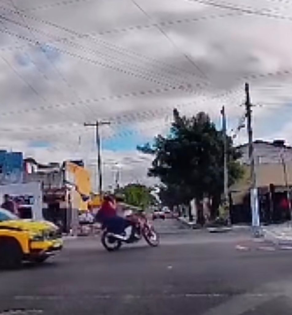 Motociclista realiza conversão proibida diante de viatura da AMMPLA na Avenida da Integração em Petrolina